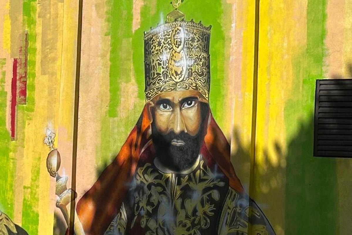 una pintura de un rey con una corona en la cabeza