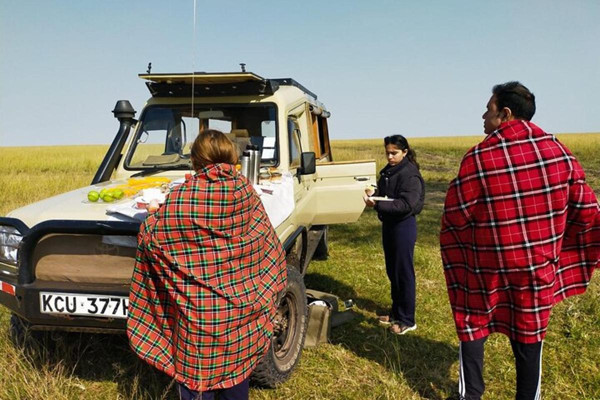 un gruppo di persone in piedi accanto a un camion in un campo
