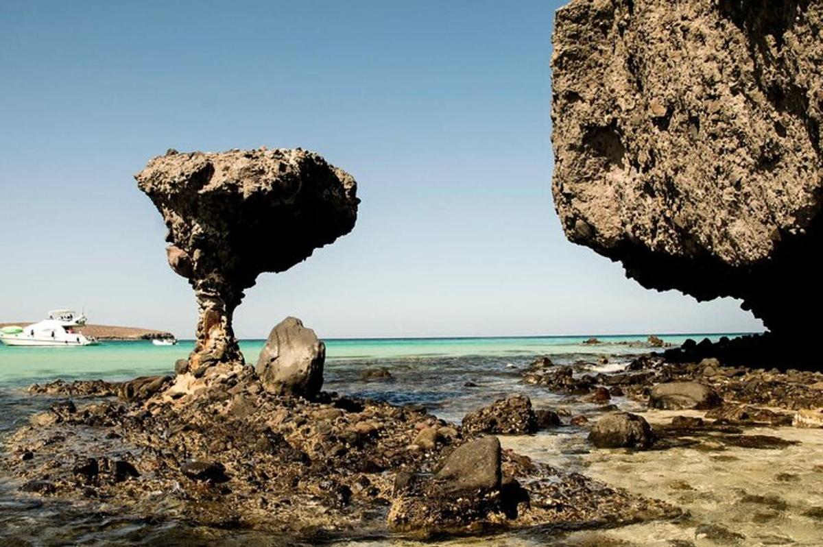 skalna formacija na plaži blizu oceana