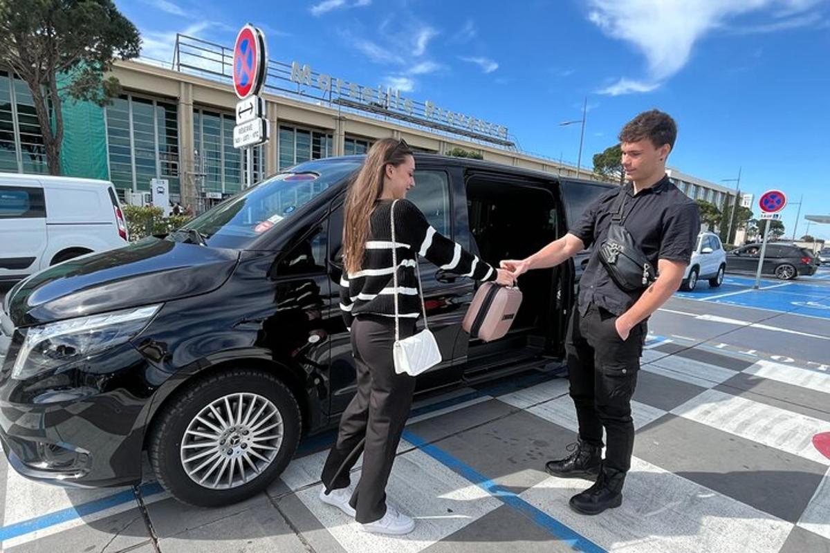 muž a žena si podávajú ruky vedľa auta