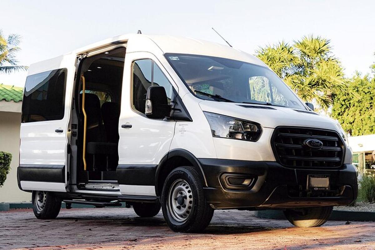 um caminhão branco estacionado em um estacionamento
