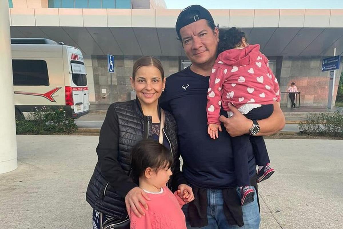 um homem e uma mulher segurando uma criança pequena