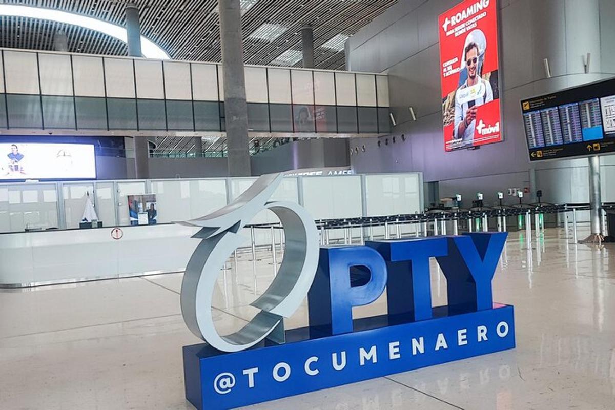 un indicator într-un aeroport cu sigla pypoininternational