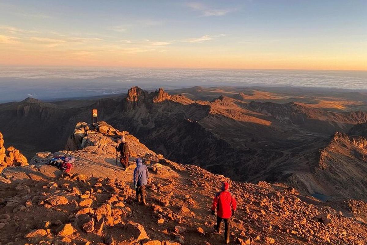 un gruppo di persone in piedi sulla cima di una montagna