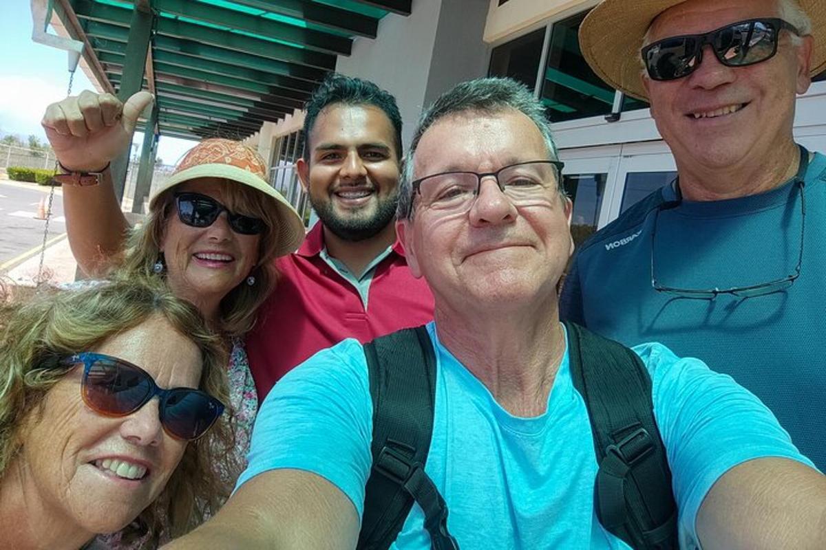 un gruppo di persone che posano per una foto