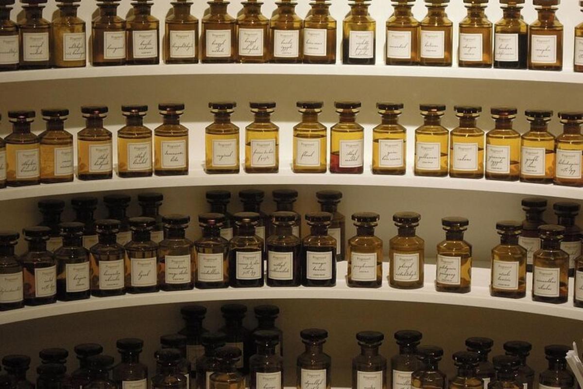 uno scaffale pieno di tante bottiglie di whisky