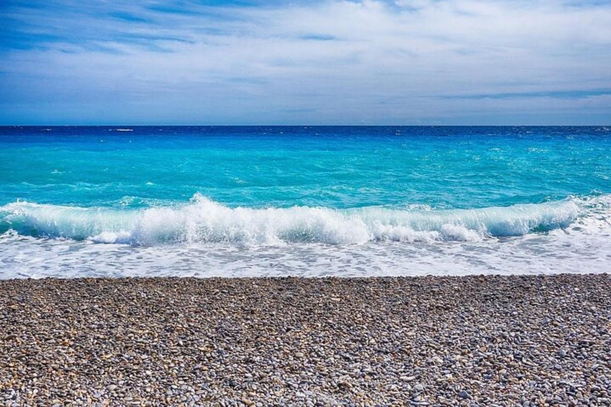 val, ki se lomi ob plaži blizu oceana