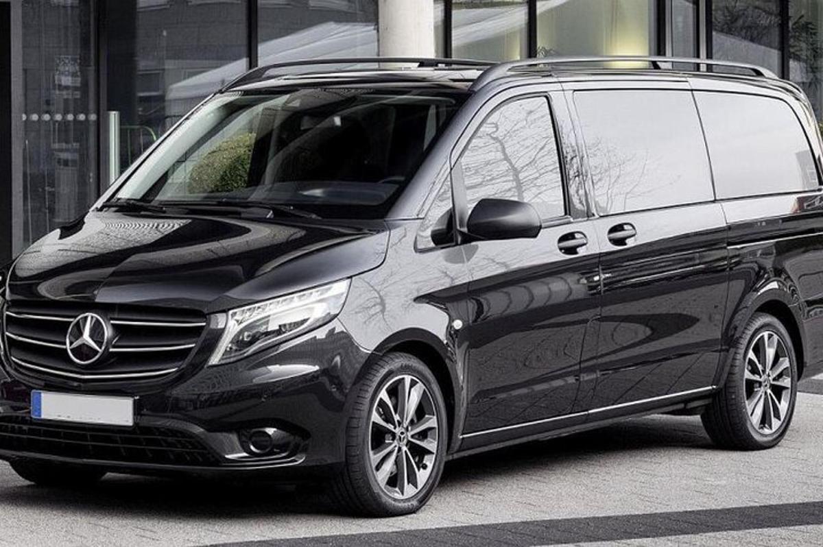 un minivan Mercedes Benz nero parcheggiato su una strada