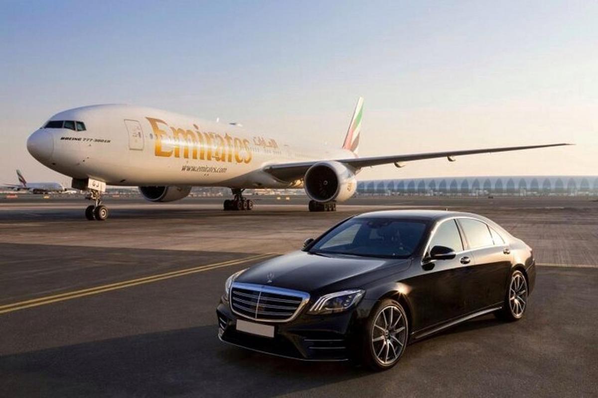 un'auto è parcheggiata davanti a un aereo