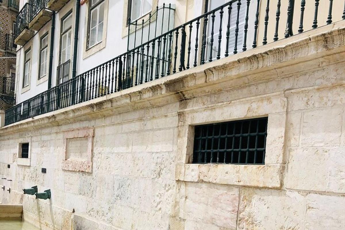 un edificio con un balcone in cima
