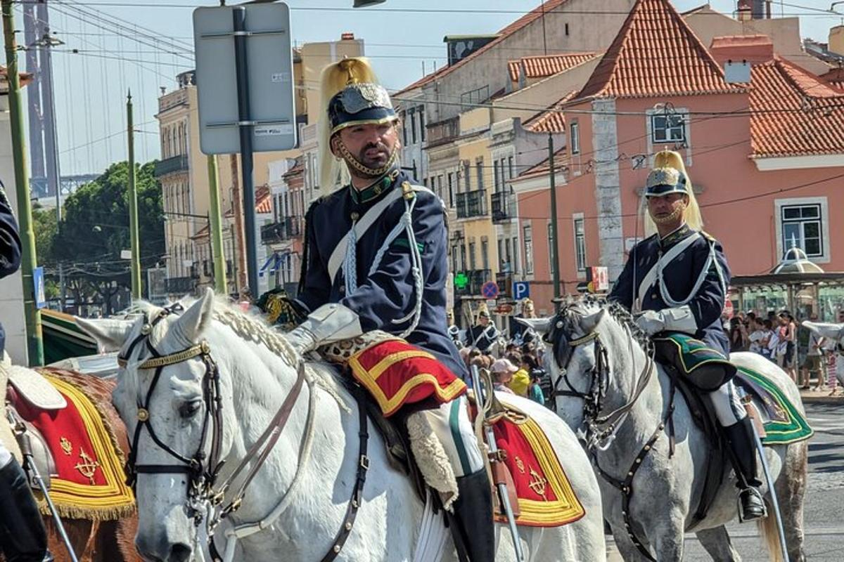 due uomini in uniforme a cavallo lungo una strada