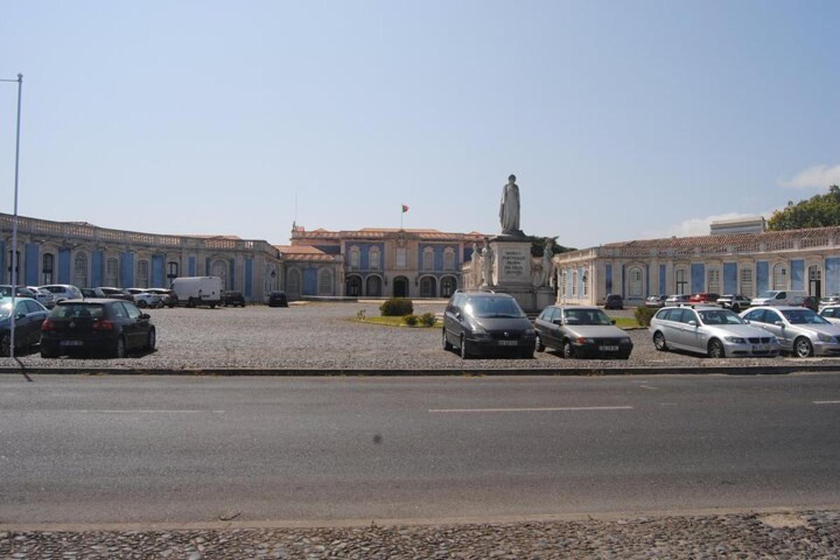 parkirišče z avtomobili parkiranimi pred stavbo