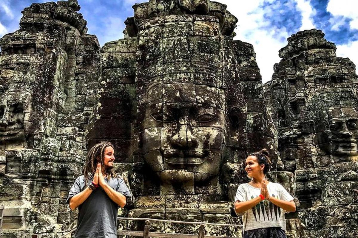 seorang lelaki dan seorang perempuan berdiri di hadapan sebuah patung