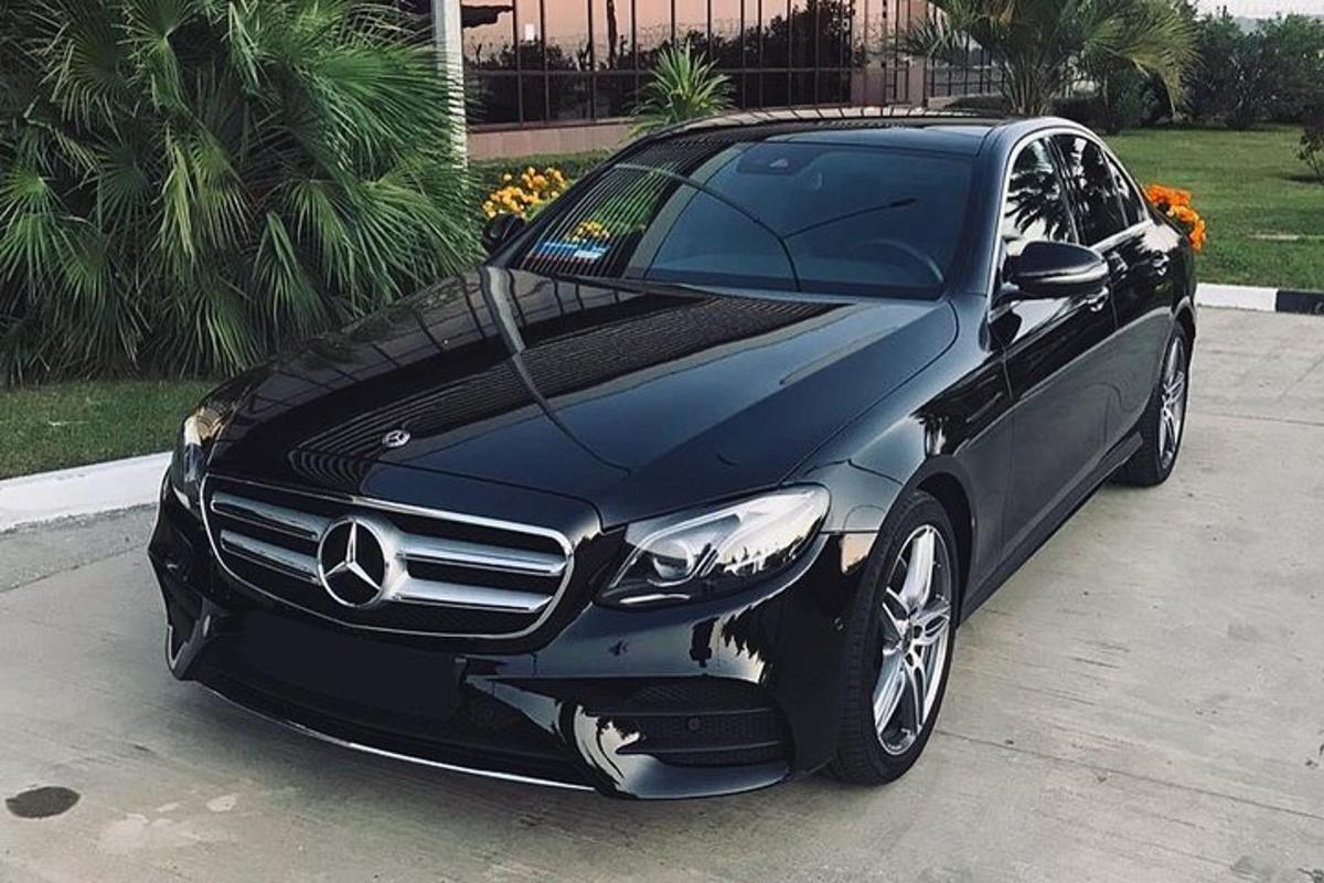 o mașină Mercedes-Benz neagră parcată într-o alee