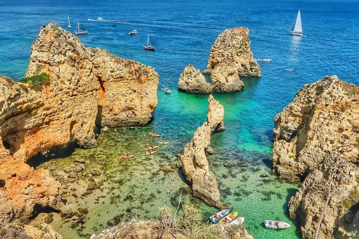 un grup de roques a l'aigua prop de l'oceà