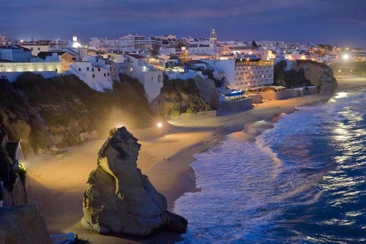pogled na plažu noću sa zgradama