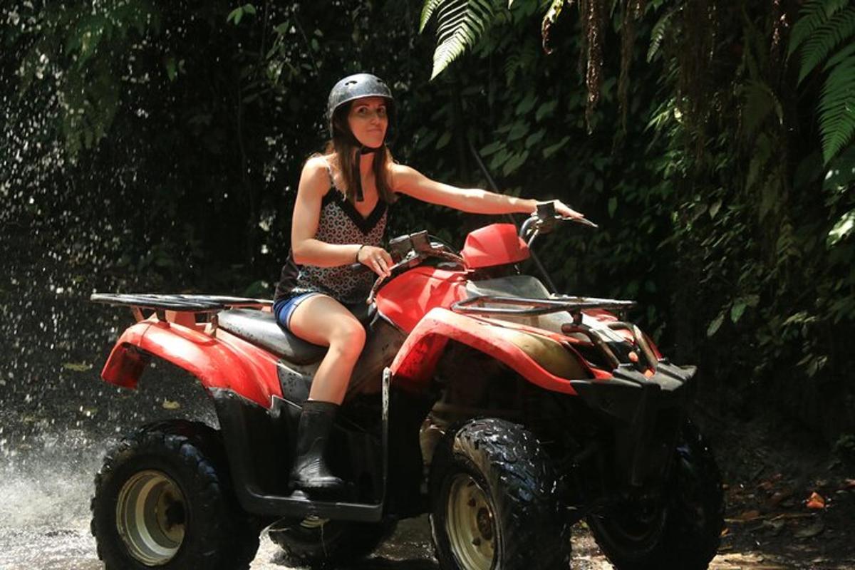 o femeie merge pe un ATV în ploaie