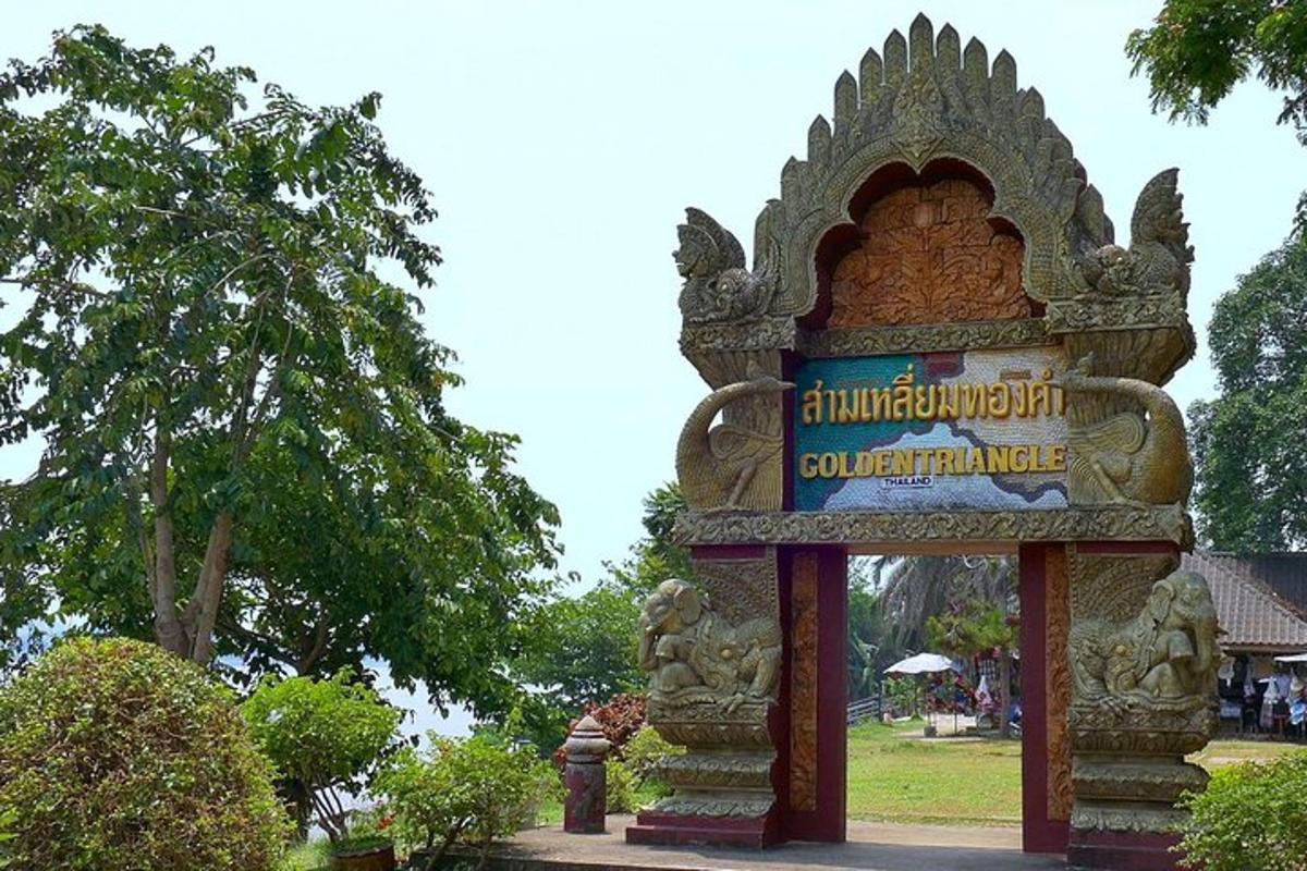 monumen dengan tanda di taman