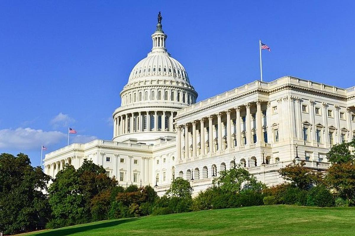 sebuah bangunan besar berwarna putih dengan bangunan US capitol