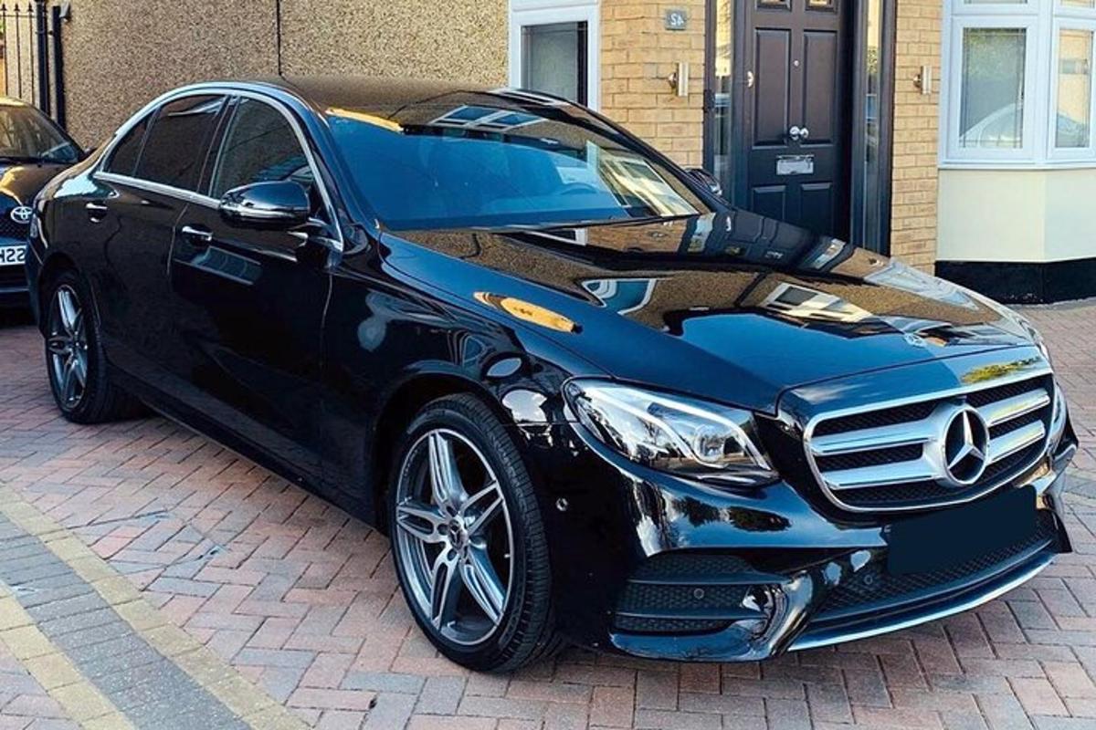 černé auto zaparkované před budovou