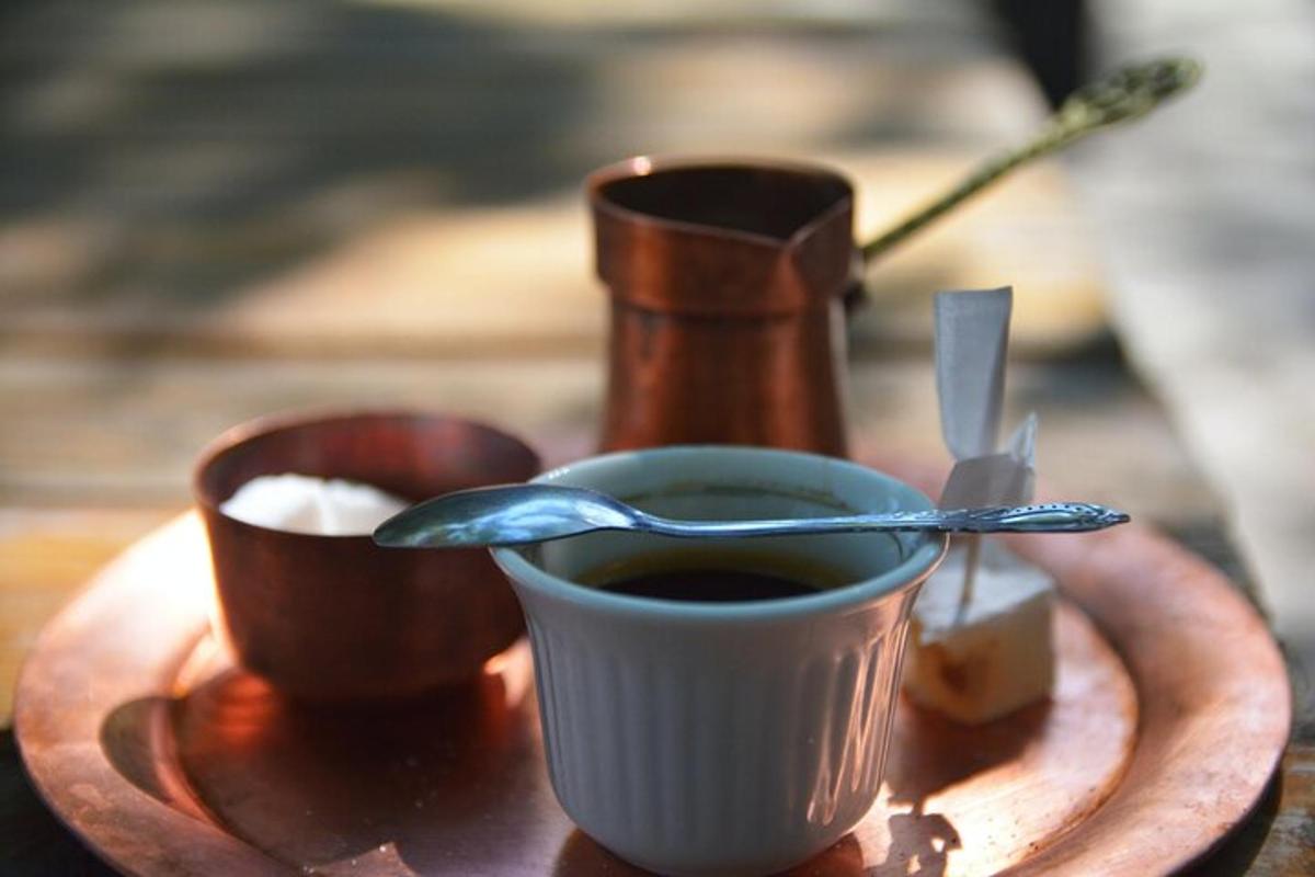 bolli af kaffi á trébakka með skeið