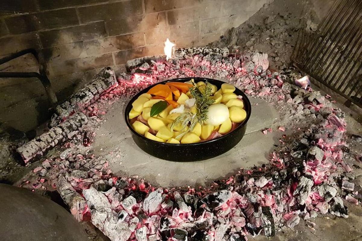 misa s ovocím sediaca na krbe
