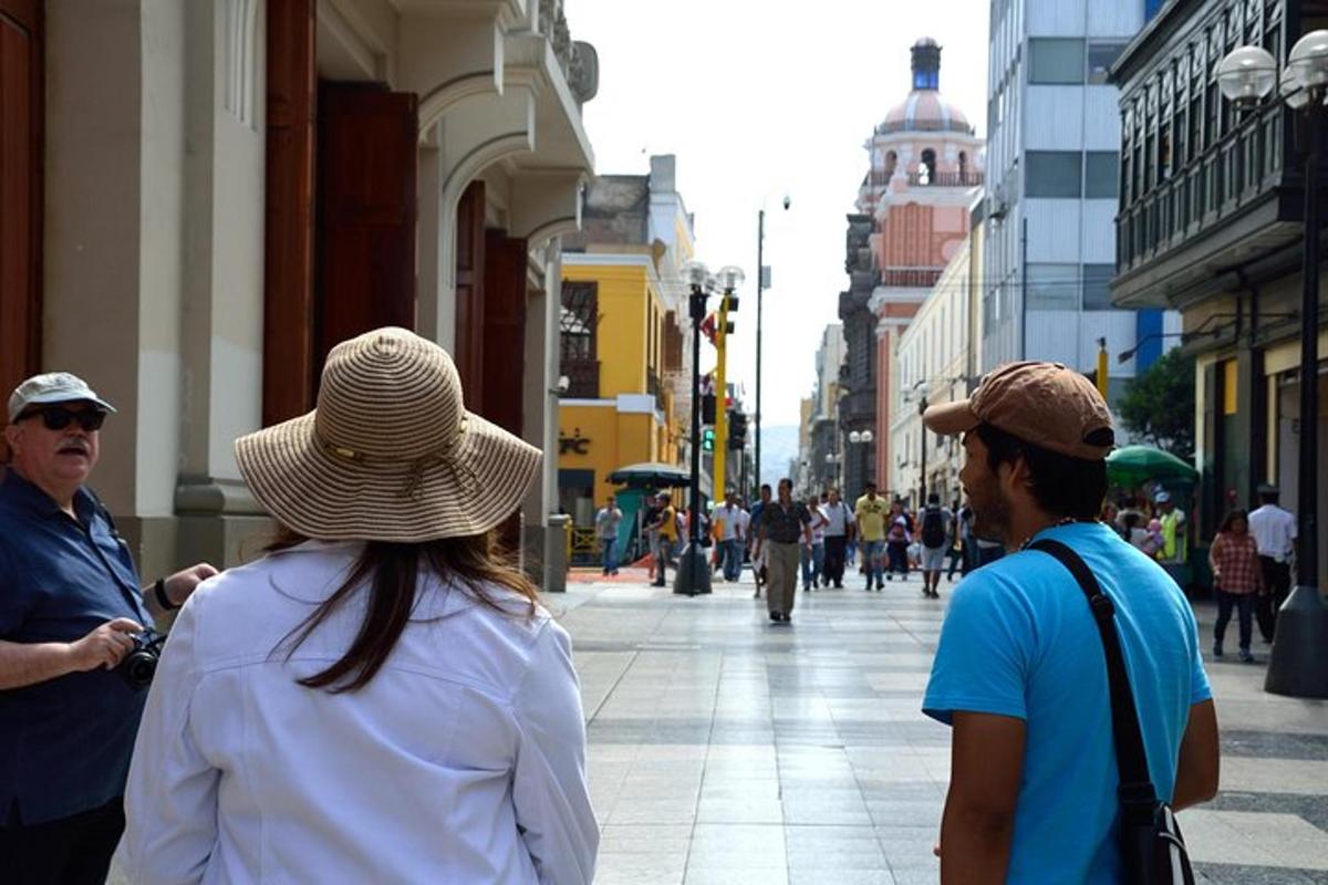 un grup de persones caminant per un carrer de la ciutat