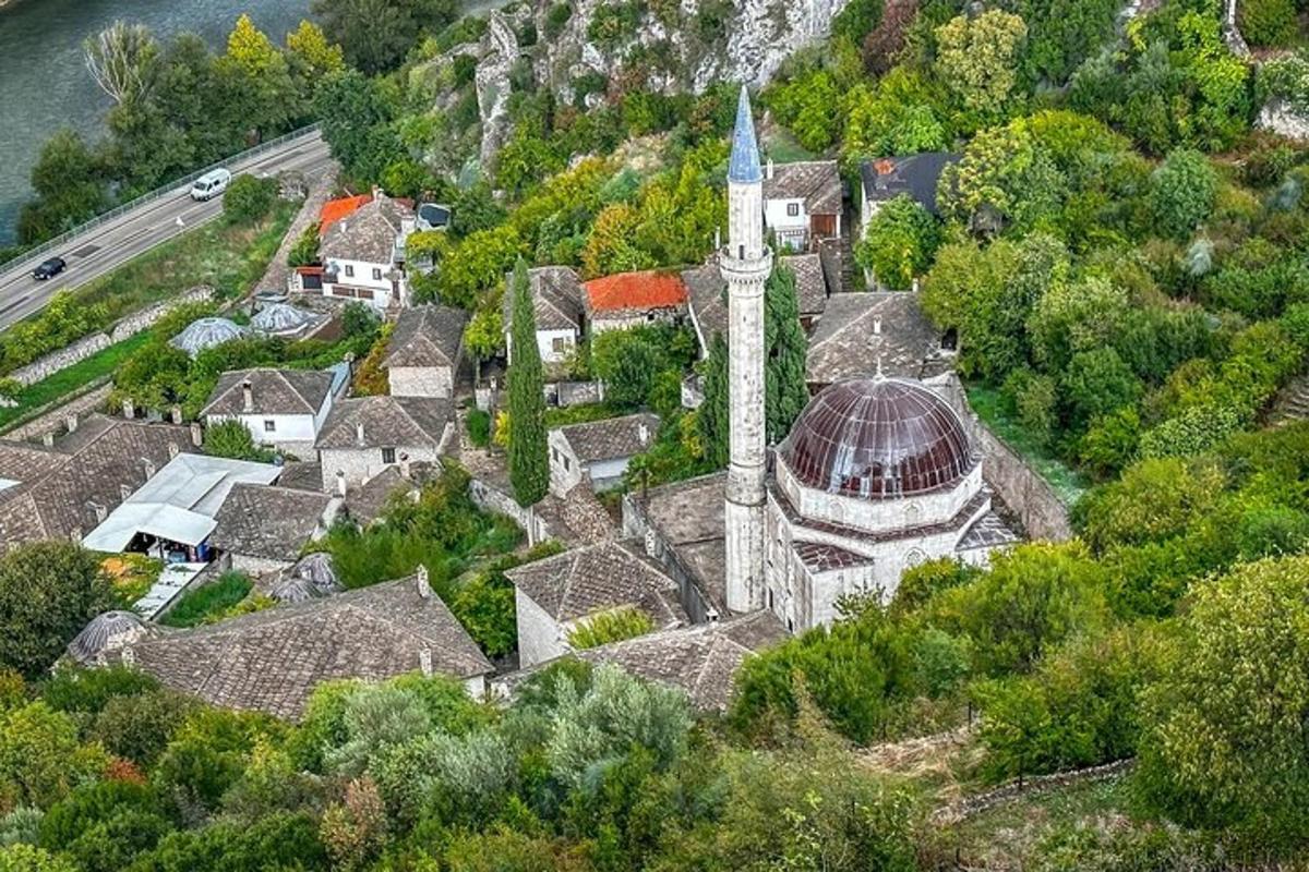 et luftfoto av en liten landsby med en kirke