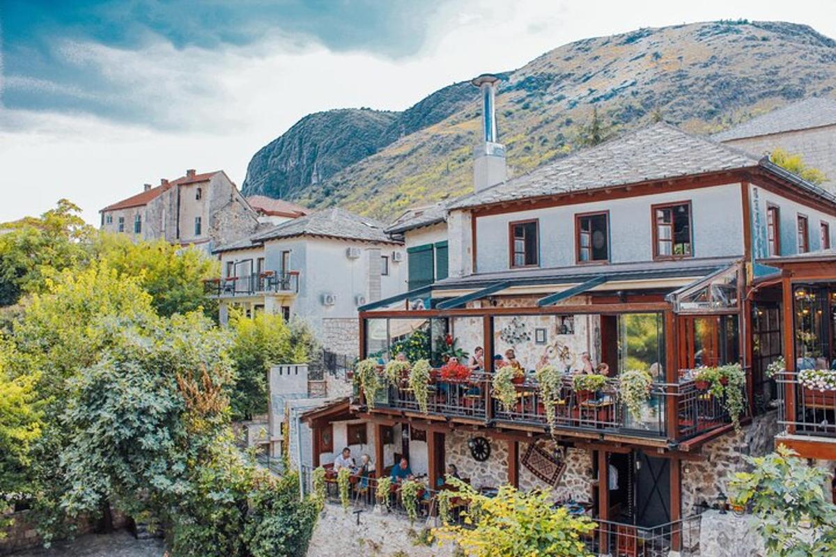 um grupo de edifícios com flores em suas varandas