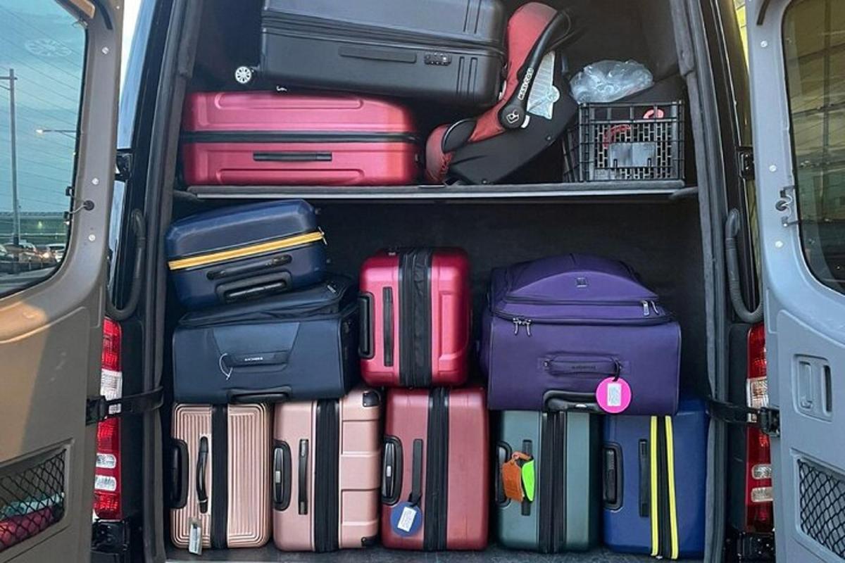 uma van com o porta-malas cheio de bagagem
