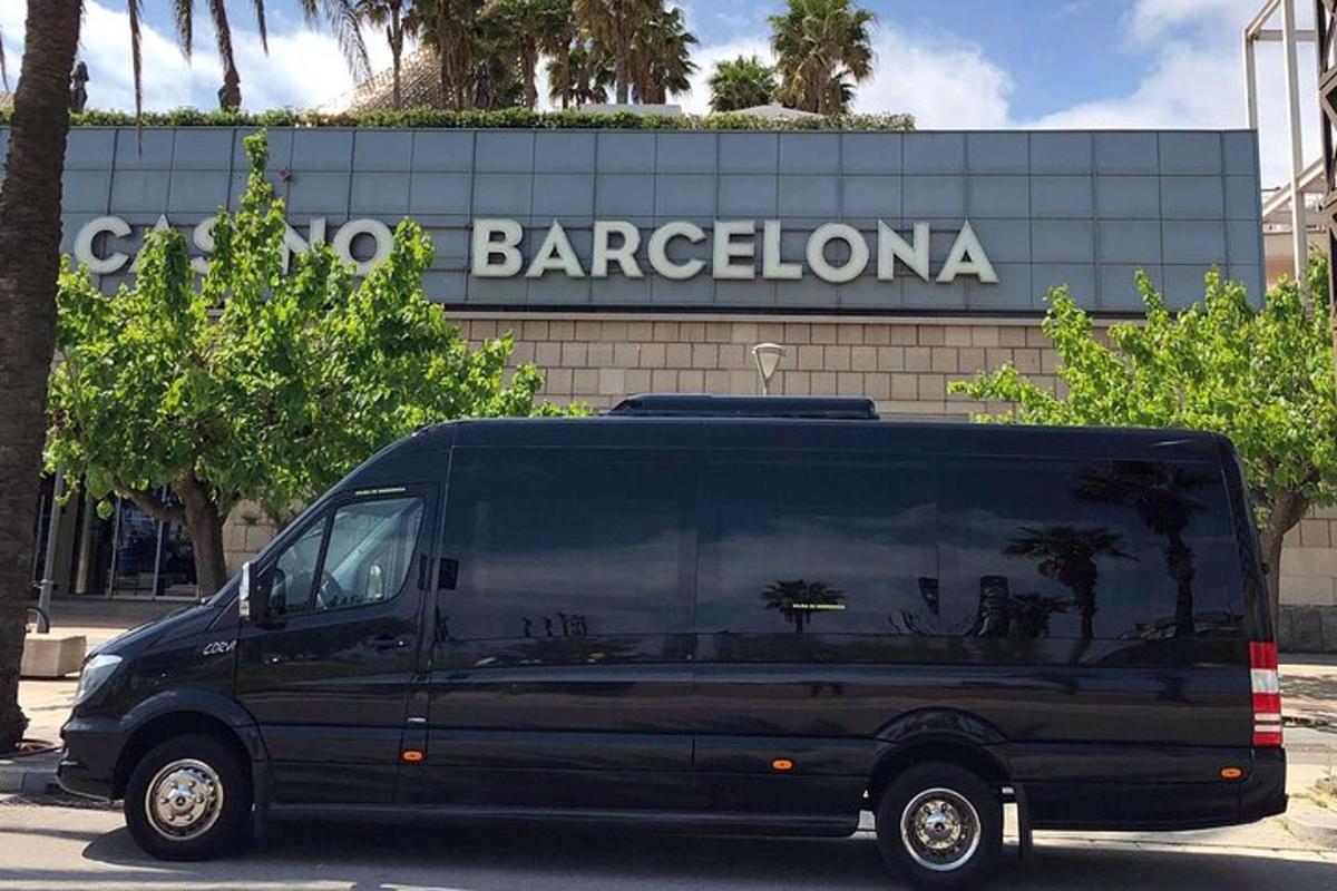 Svartur sendibíll lagður fyrir framan byggingu í Barcelona