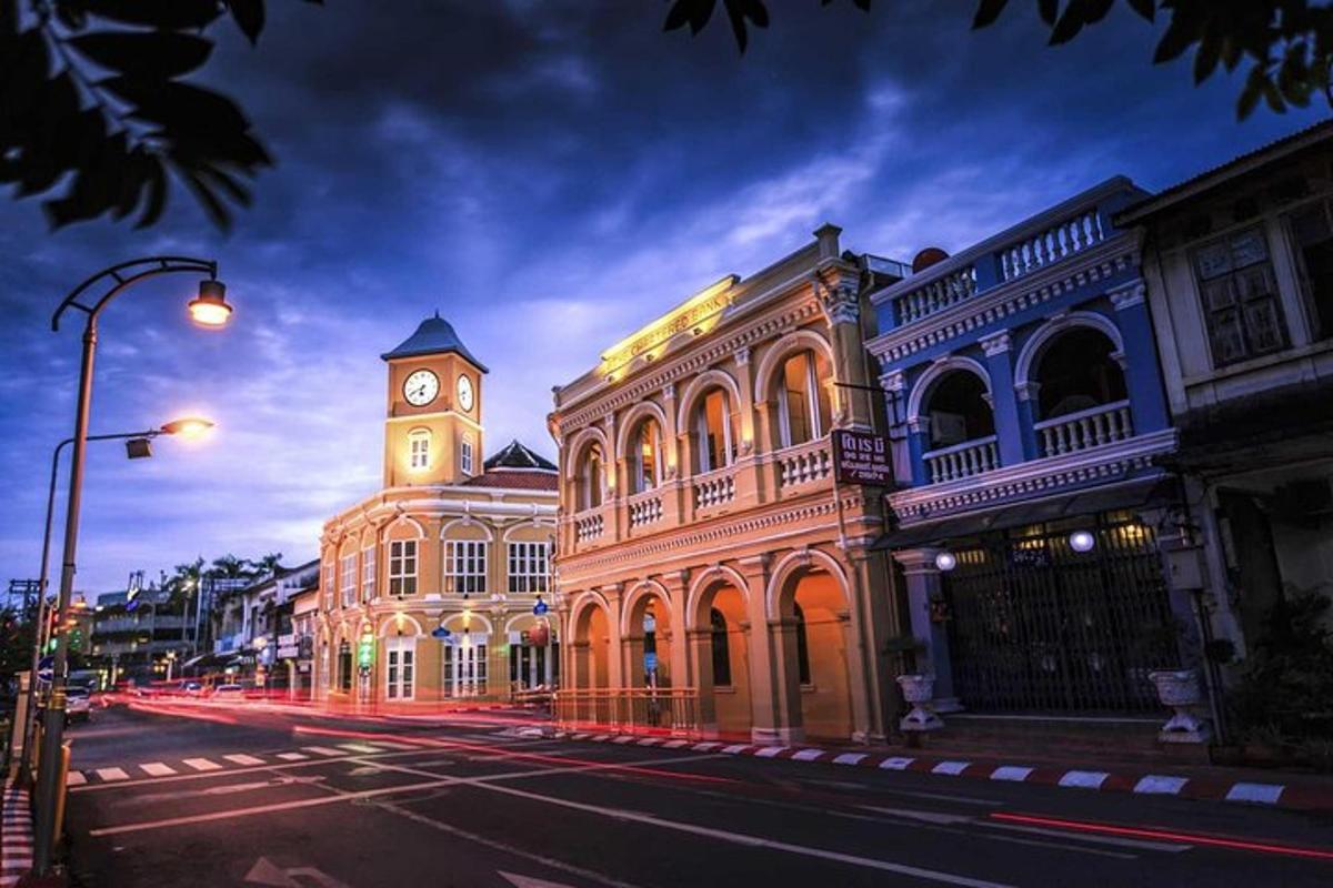 sebuah bangunan dengan menara jam di atasnya