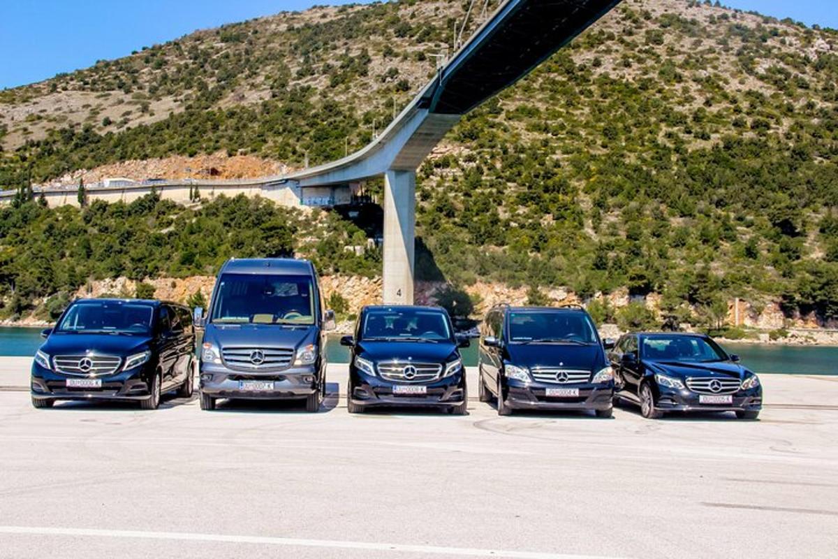 neljast veoautost koosnev grupp parklas pargitud