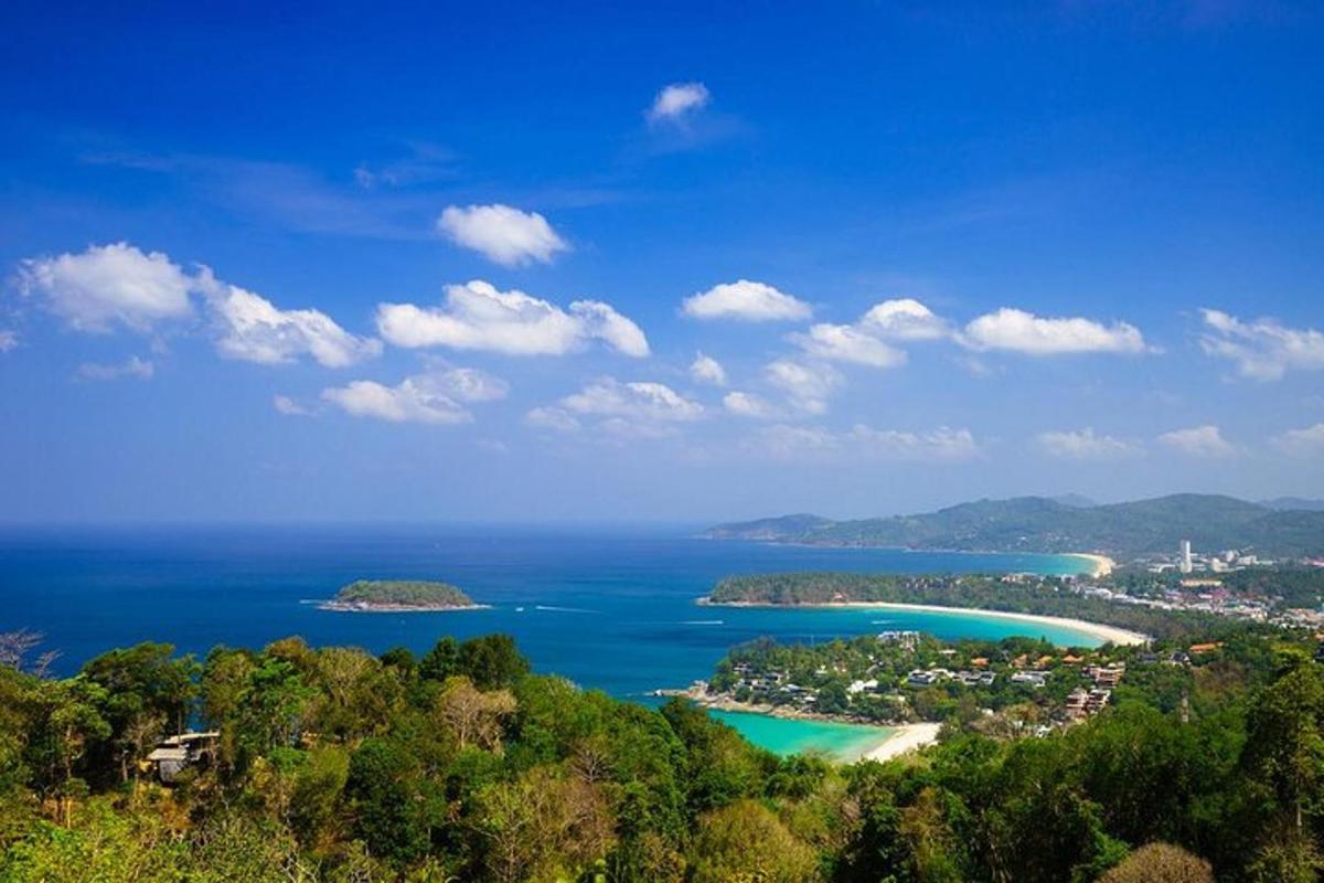 sekumpulan pulau di dalam air di atas bukit