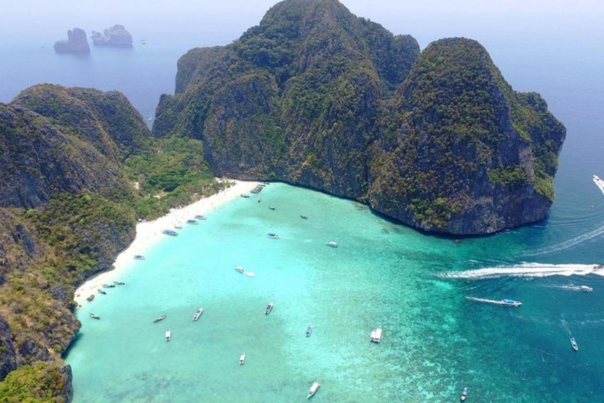 pemandangan udara pantai dengan orang di dalam air