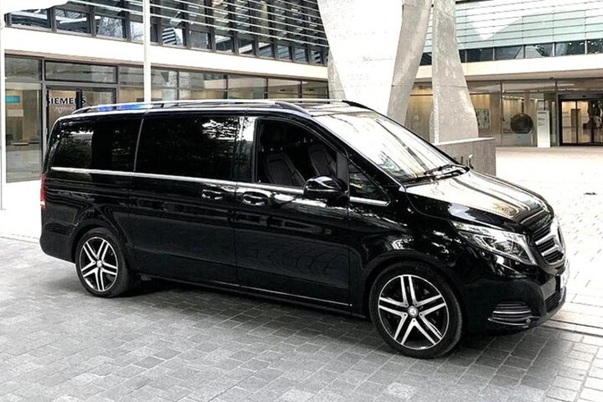 černé auto zaparkované před budovou