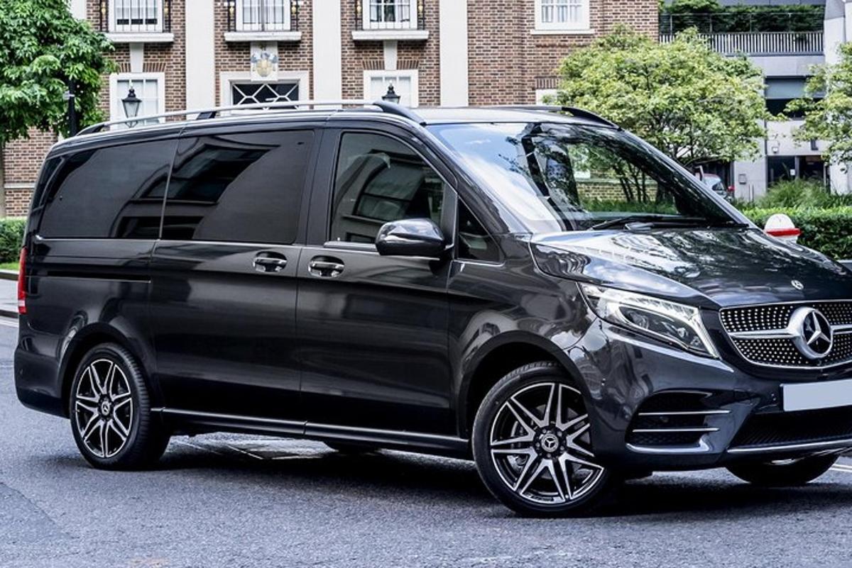ein schwarzer Mercedes-Benz-Van auf einem Parkplatz geparkt