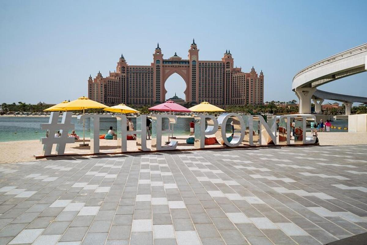 un resort con una spiaggia con ombrelloni e la parola hotel