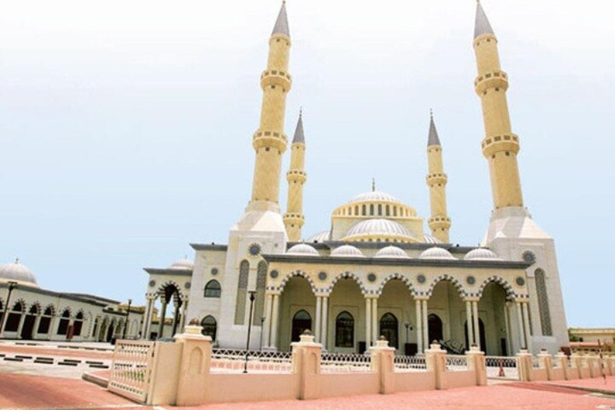 un edificio con una moschea con due minareti