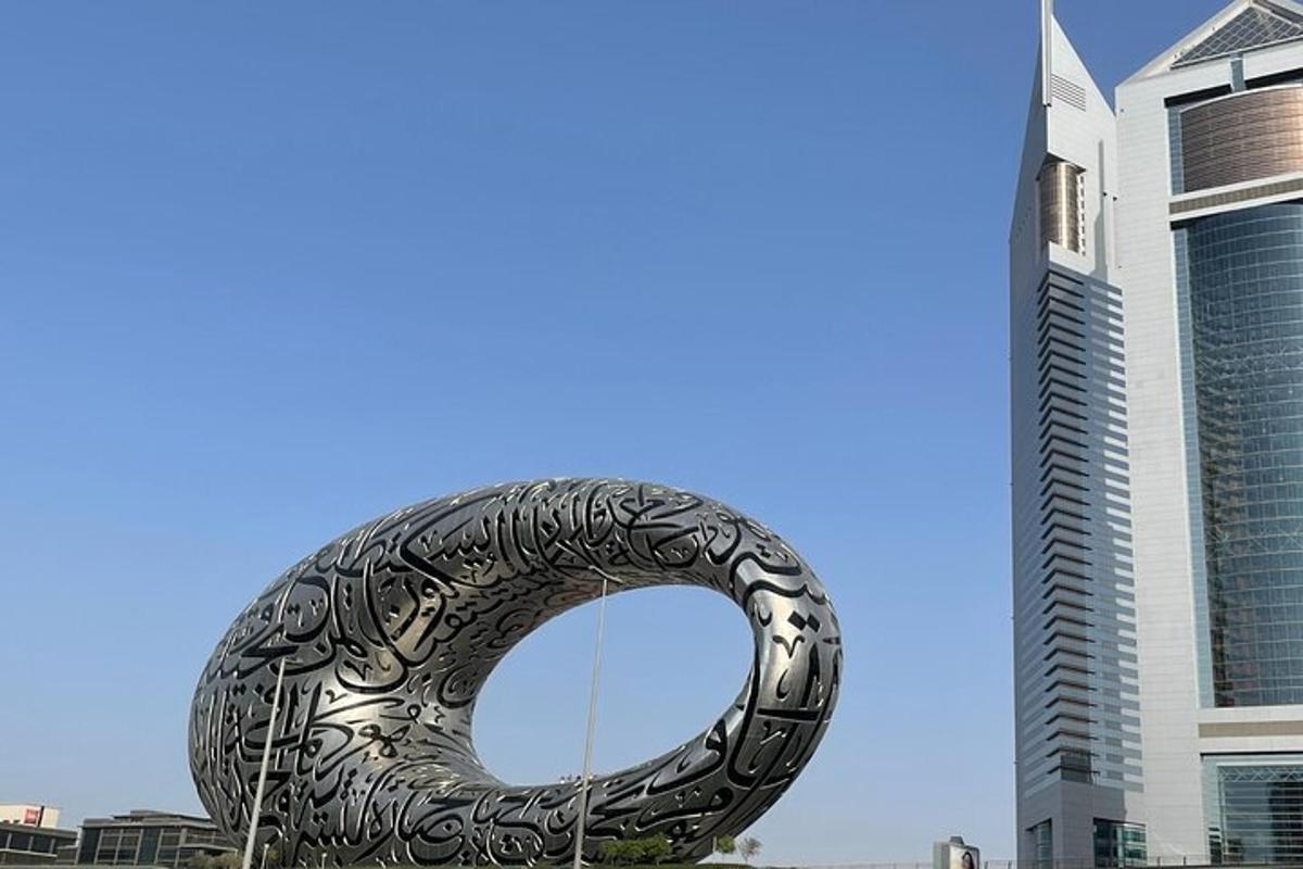una grande scultura in metallo di fronte a un alto edificio
