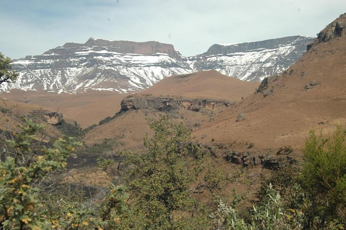 جبل مغطى بالثلوج في وسط الصحراء