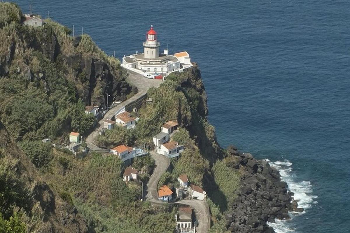 海边山边的一座灯塔