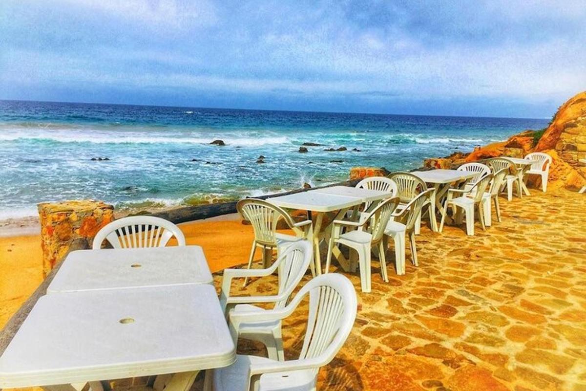 una filera de taules i cadires a la platja