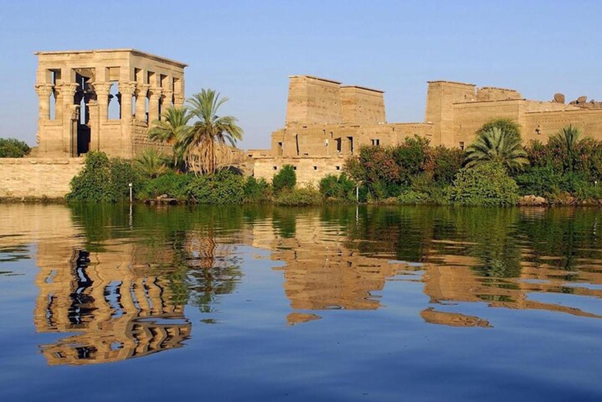 ein Gebäude mit seiner Spiegelung in einem Gewässer