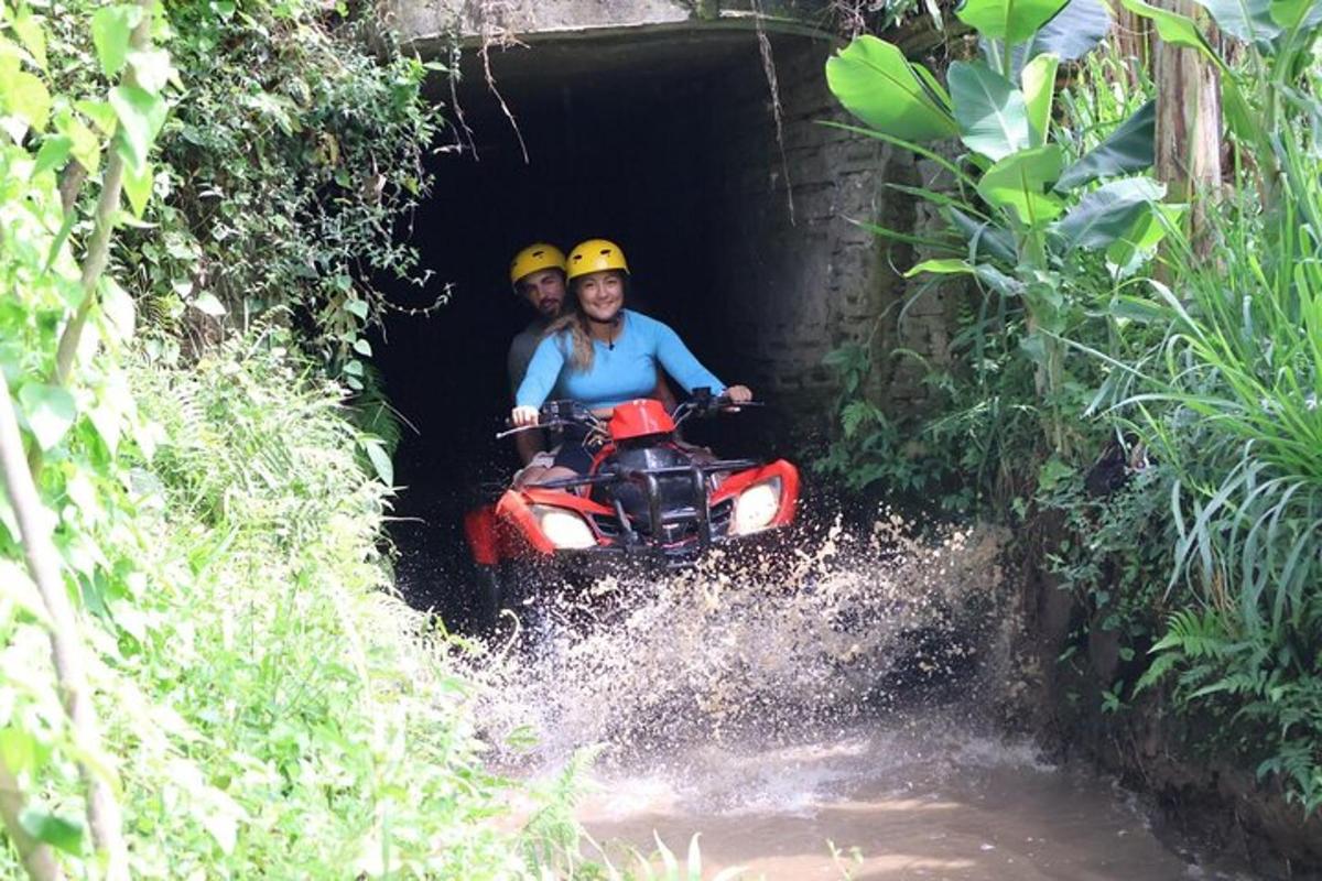 Un hombre y una mujer viajando en motocicleta a través de un túnel.