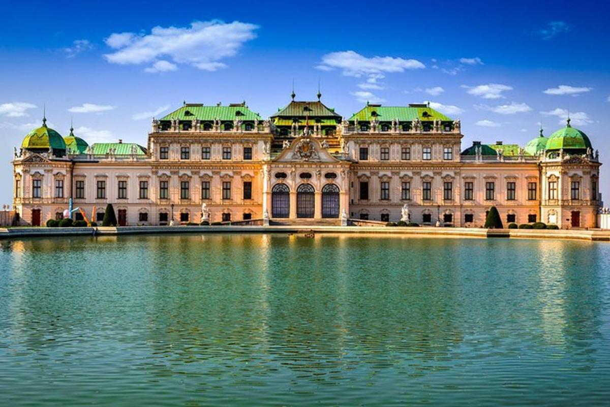 un grande edificio con uno stagno di fronte