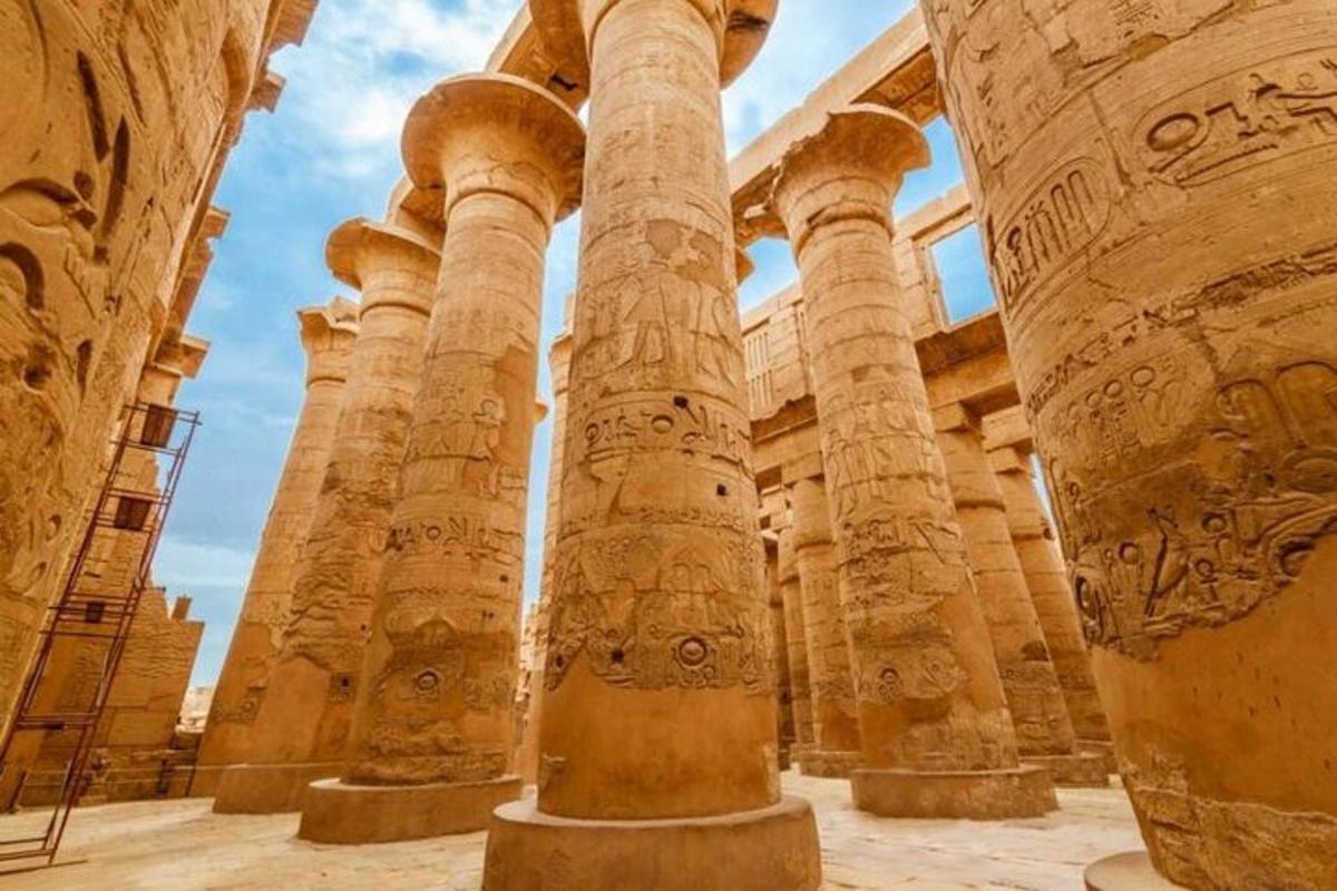 una vista de las columnas del templo