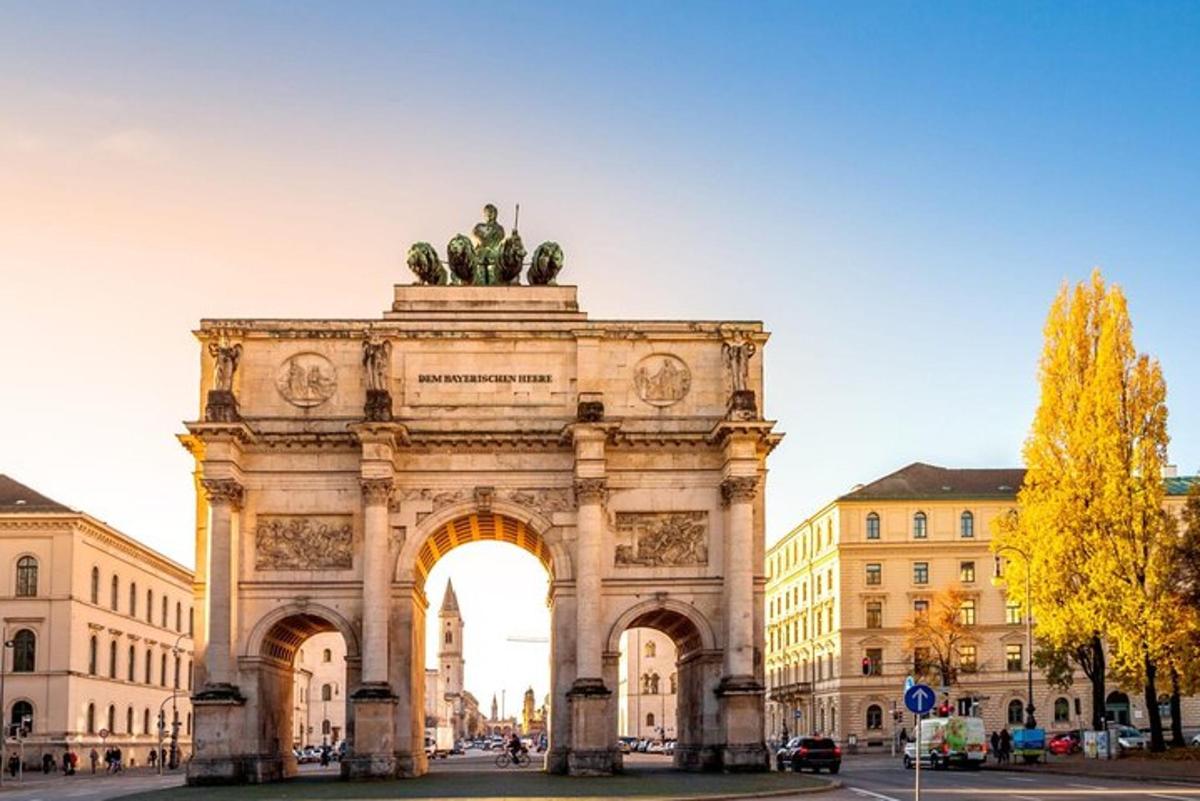 un edificio con un arco in mezzo a una strada