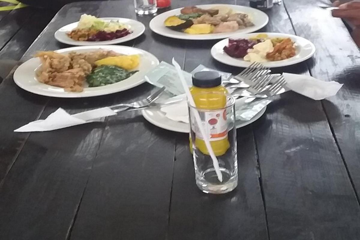un tavolo con piatti di cibo e una bottiglia di olio