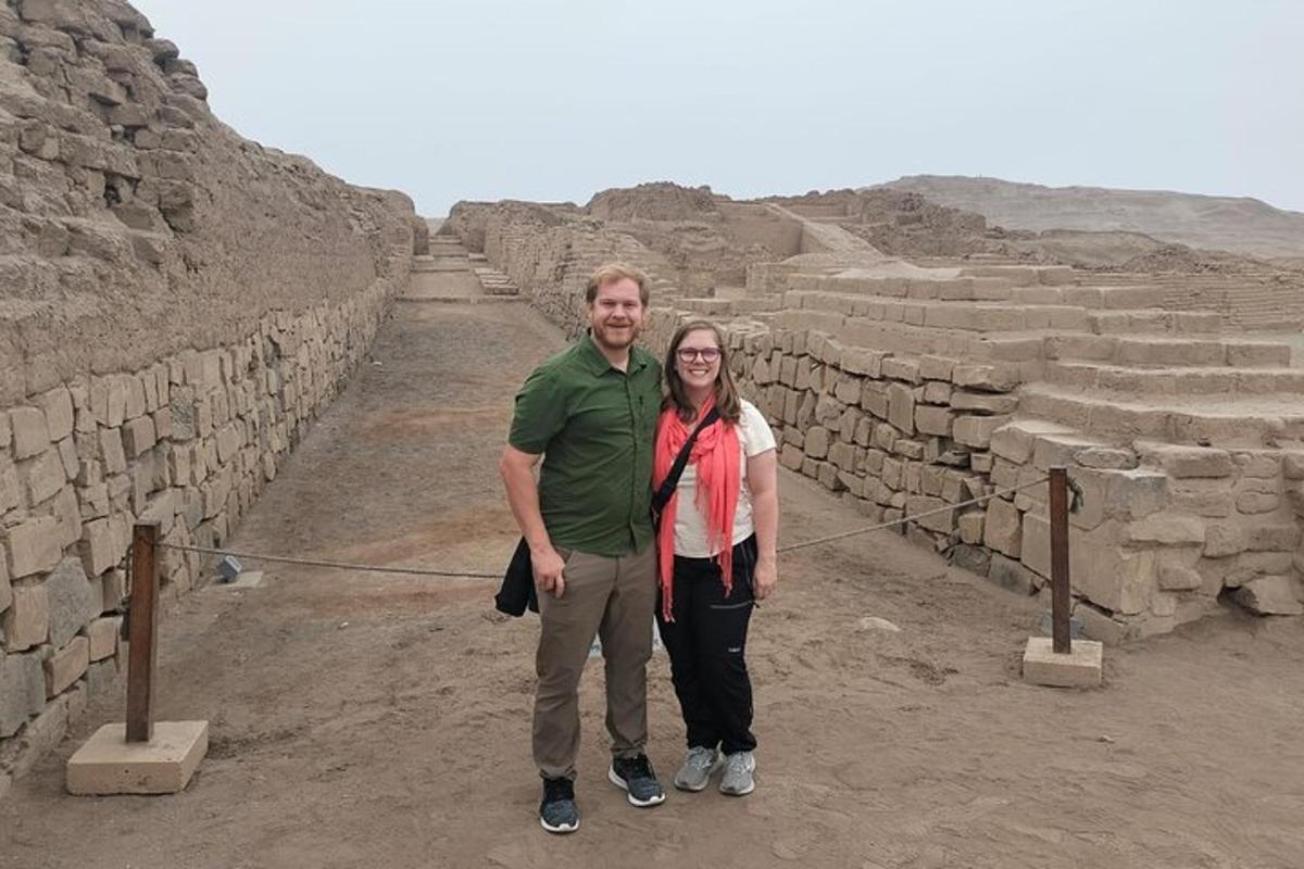 Un hombre y una mujer de pie entre las ruinas.